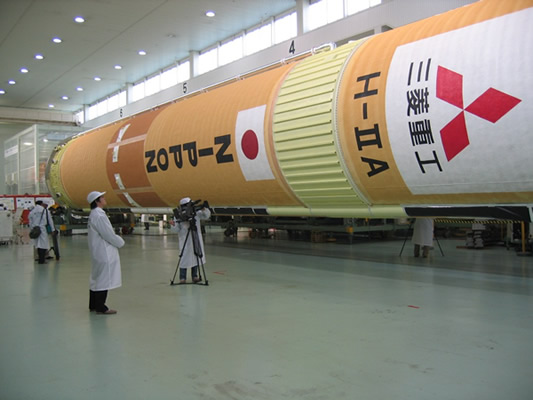 إحدى صواريخ مـيتسوبيشي الفضائية التي تستخدمها وكالة الفضاء اليابانية جاكسا لإطلاق الأقمار الاصطناعية